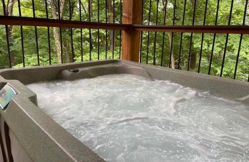 Millersburg Casa | Treehouse #8 by Amish Country Lodging