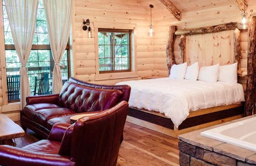 Millersburg Casa | Treehouse #8 by Amish Country Lodging