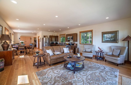 Lake Mary Ronan Apartamento | Treehouse-Premium-Loft-Baño Privado-Vista al Lago