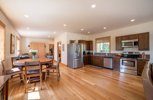 Lake Mary Ronan Apartamento | Treehouse-Premium-Loft-Baño Privado-Vista al Lago