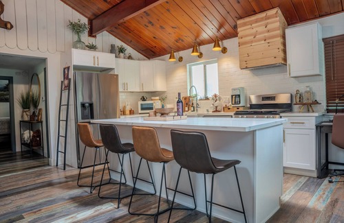 Crestline Cabina | Treehouse cabin newly renovated minutes to Lake Gregory!
