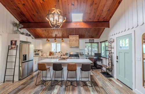 Crestline Cabina | Treehouse cabin newly renovated minutes to Lake Gregory!