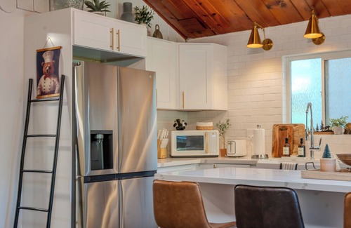 Crestline Cabina | Treehouse cabin newly renovated minutes to Lake Gregory!