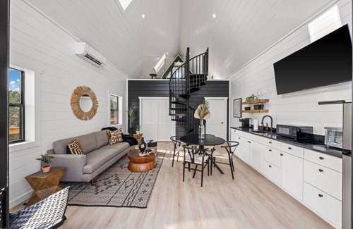 Fredericksburg Cabina | Treehouse * Fredericksburg * Romantic * Hottub * EV