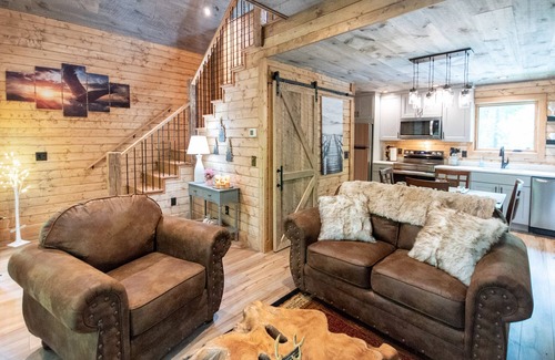 Franklin Cabina | Treehouse, Hot Tub, Creekfront, Starlink Wi-Fi, Firepit