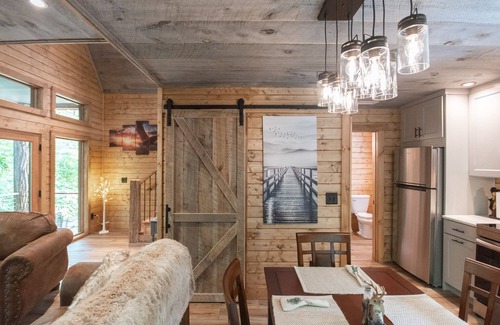 Franklin Cabina | Treehouse, Hot Tub, Creekfront, Starlink Wi-Fi, Firepit