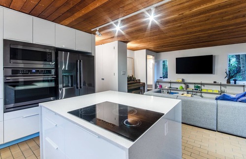 Upper Lonsdale Casa | Treehouse in the Woods