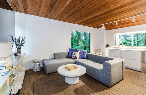 Upper Lonsdale Casa | Treehouse in the Woods