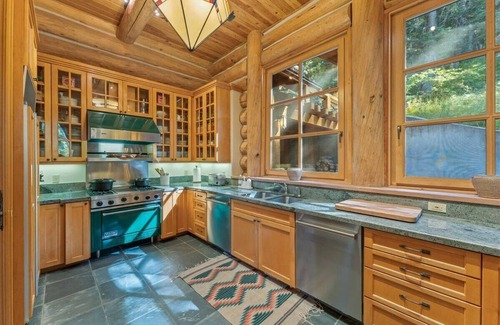 Sundance Cabina | Treehouse Lodge Style 4-Bed Retreat, Sauna, Gourmet Kitchen.