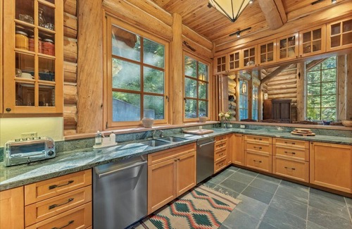 Sundance Cabina | Treehouse Lodge Style 4-Bed Retreat, Sauna, Gourmet Kitchen.