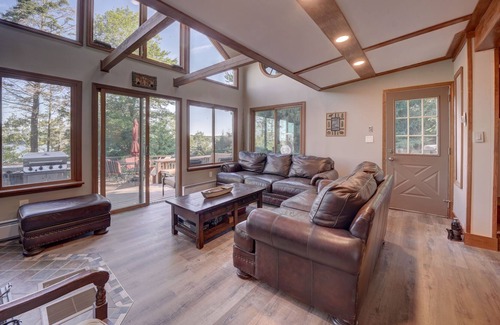 Tafton Cabaña | Treehouse on Lake Wallenpaupack - Lakefront & Dock