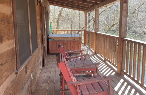 Walland Cabina | Treehouse River front with Mountain View-Wifi/Cable and Hot tub