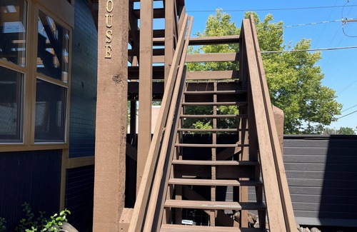 City Park Apartamento | Treehouse Suite in Healing Center, City Park West, with Courtyard and Wi-Fi.