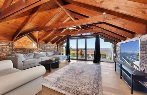 Caves Beach Casa | Treehouse Waterview