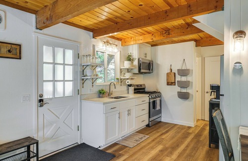 Cold Springs Cabina | Treelined Retreat: Cozy Cold Springs Cabin