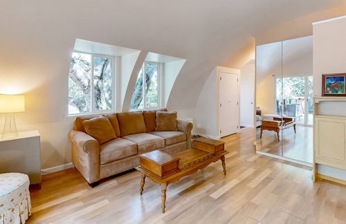 Petaluma Casa | Treescape | Unique house in Petaluma with a large deck & open-concept layout
