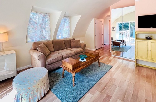 Petaluma Casa | Treescape | Unique house in Petaluma with a large deck & open-concept layout