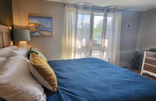 Points East Apartamento | Treetop Apartment in Victoria Cross. Spacious apt with balcony overlooking creek
