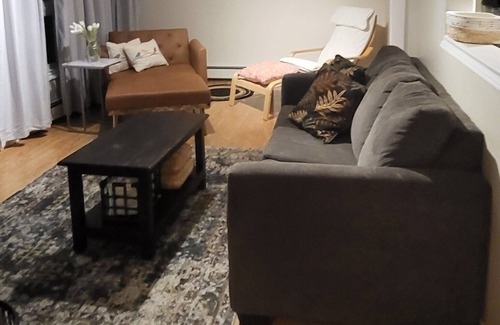 Points East Apartamento | Treetop Apartment in Victoria Cross. Spacious apt with balcony overlooking creek