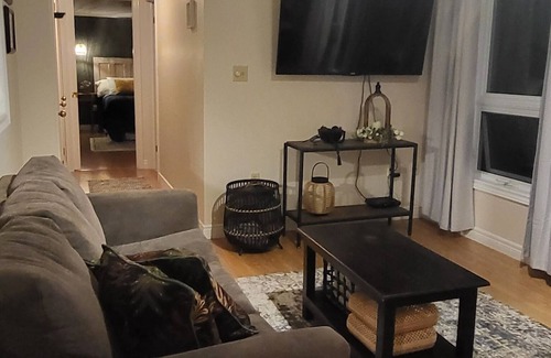 Points East Apartamento | Treetop Apartment in Victoria Cross. Spacious apt with balcony overlooking creek