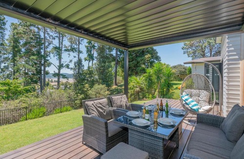 Whangamata Casa | Treetop Bach - Whangamata Holiday Home