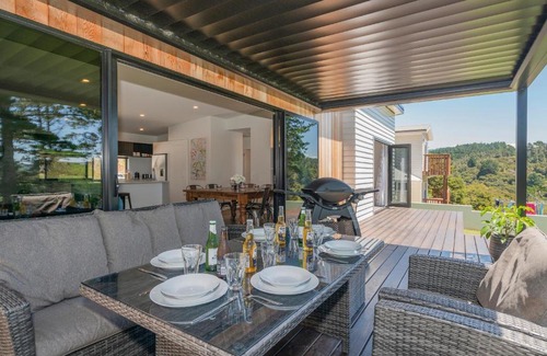 Whangamata Casa | Treetop Bach - Whangamata Holiday Home