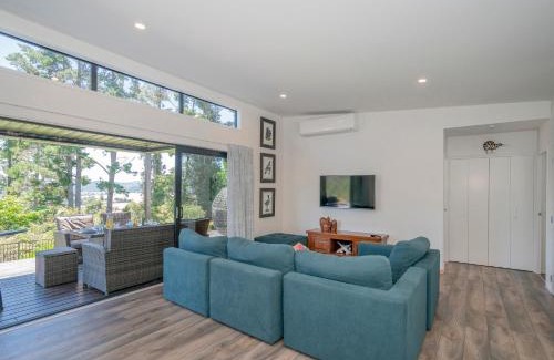 Whangamata Casa | Treetop Bach - Whangamata Holiday Home