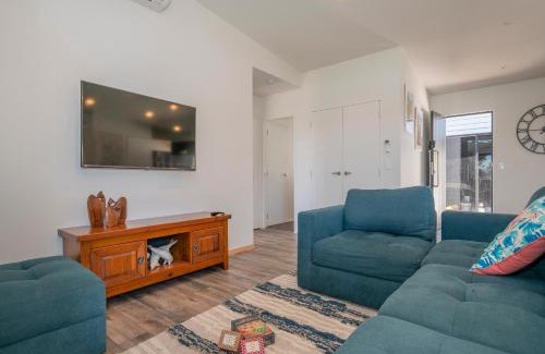 Whangamata Casa | Treetop Bach - Whangamata Holiday Home