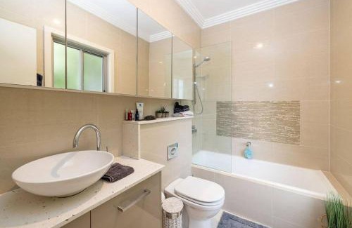 Avalon Beach Casa | Treetop coastal getaway in Avalon Beach