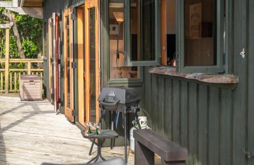 Taupo Casa | Treetop Hideaway - Taupo Holiday Home