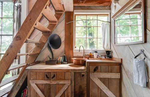 Flintstone Casa | Treetop Hideaways: Luna Loft Treehouse