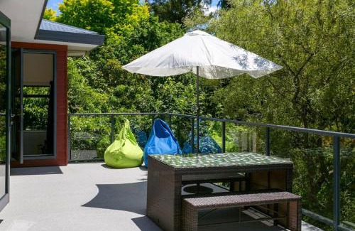 Waipahihi Casa | Treetop Living, Peaceful 4BR With Scenic Bush Views
