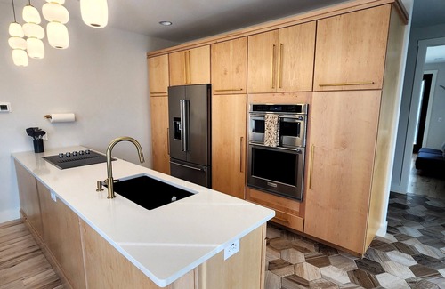 Waynesville Cabina | Treetop~LUXURY~Views~3 KING Suites~Modern~Minimalist~HOT TUB~Close to Downtown