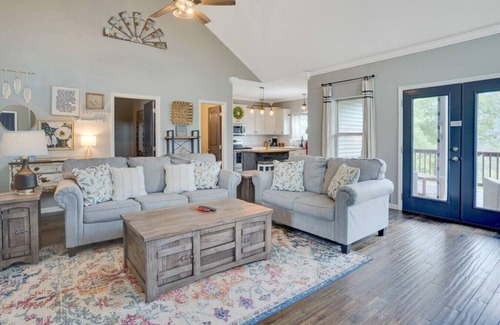 Wildwood Casa | Treetop Retreat - Amazing Views, Hot Tub, Secluded