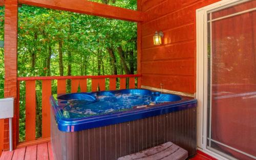 Gatlinburg - Pigeon Forge Villa | Treetop Retreat