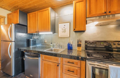 Bend Condominio | Treetop Retreat w/Resort Amenities