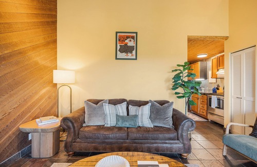 Bend Condominio | Treetop Retreat w/Resort Amenities