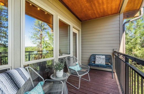 Bend Condominio | Treetop Retreat w/Resort Amenities