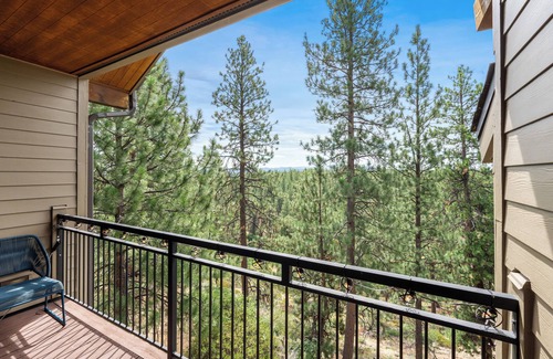 Bend Condominio | Treetop Retreat w/Resort Amenities
