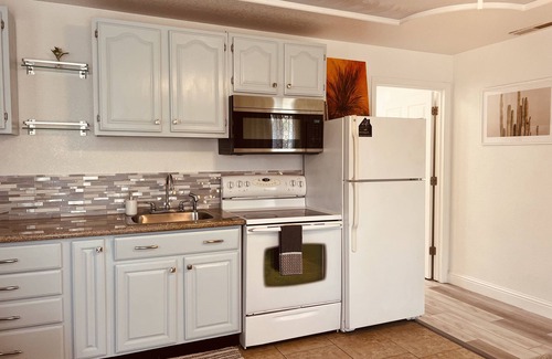 Roseville Apartamento | Treetop stay: private balcony, full kitchen