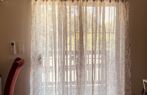 Roseville Apartamento | Treetop stay: private balcony, full kitchen
