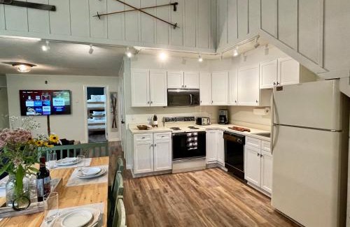 Central Vermont- Killington Casa | TreeTops - AC, Pool, Tennis, Close to Resort Biking