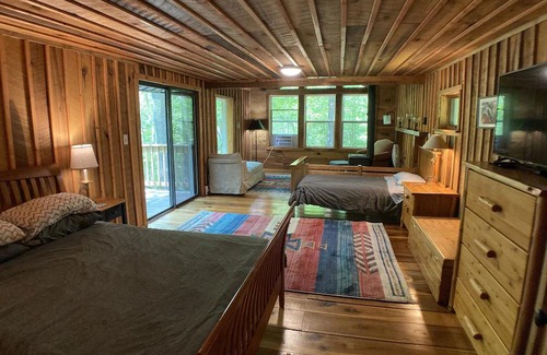 Highland Vermillion County Cabina | Treetops Cabin in the Woods!