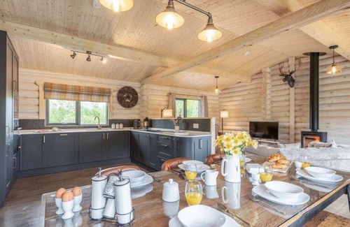 Rockcliffe Cabina | Treetops Luxury Log Cabin - Hot tub, BBQ & Sauna