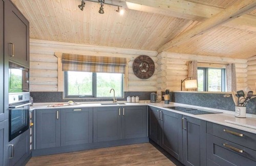 Rockcliffe Cabina | Treetops Luxury Log Cabin - Hot tub, BBQ & Sauna