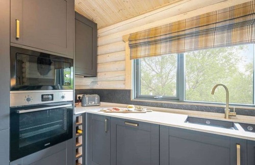 Rockcliffe Cabina | Treetops Luxury Log Cabin - Hot tub, BBQ & Sauna