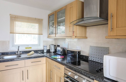 Bont Newydd Cabaña | TREETOPS, pet friendly, with a garden in Caernarfon