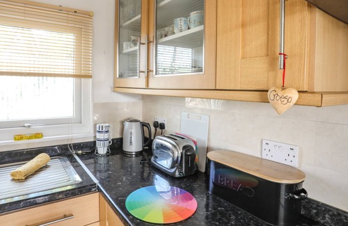 Bont Newydd Cabaña | TREETOPS, pet friendly, with a garden in Caernarfon
