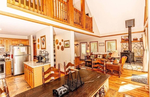 Bryson City Cabina | Treetops Retreat: A Cozy 3-Bedroom Cabin in Beautiful Bryson City, NC with Forest Views.
