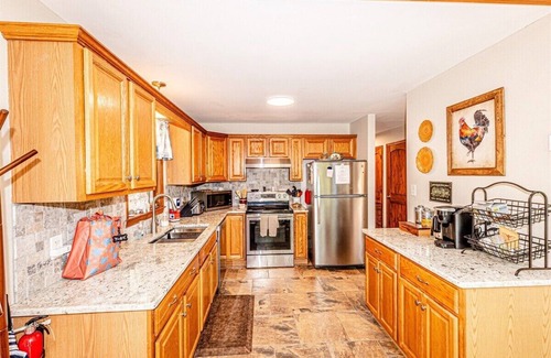 Bryson City Cabina | Treetops Retreat: A Cozy 3-Bedroom Cabin in Beautiful Bryson City, NC with Forest Views.